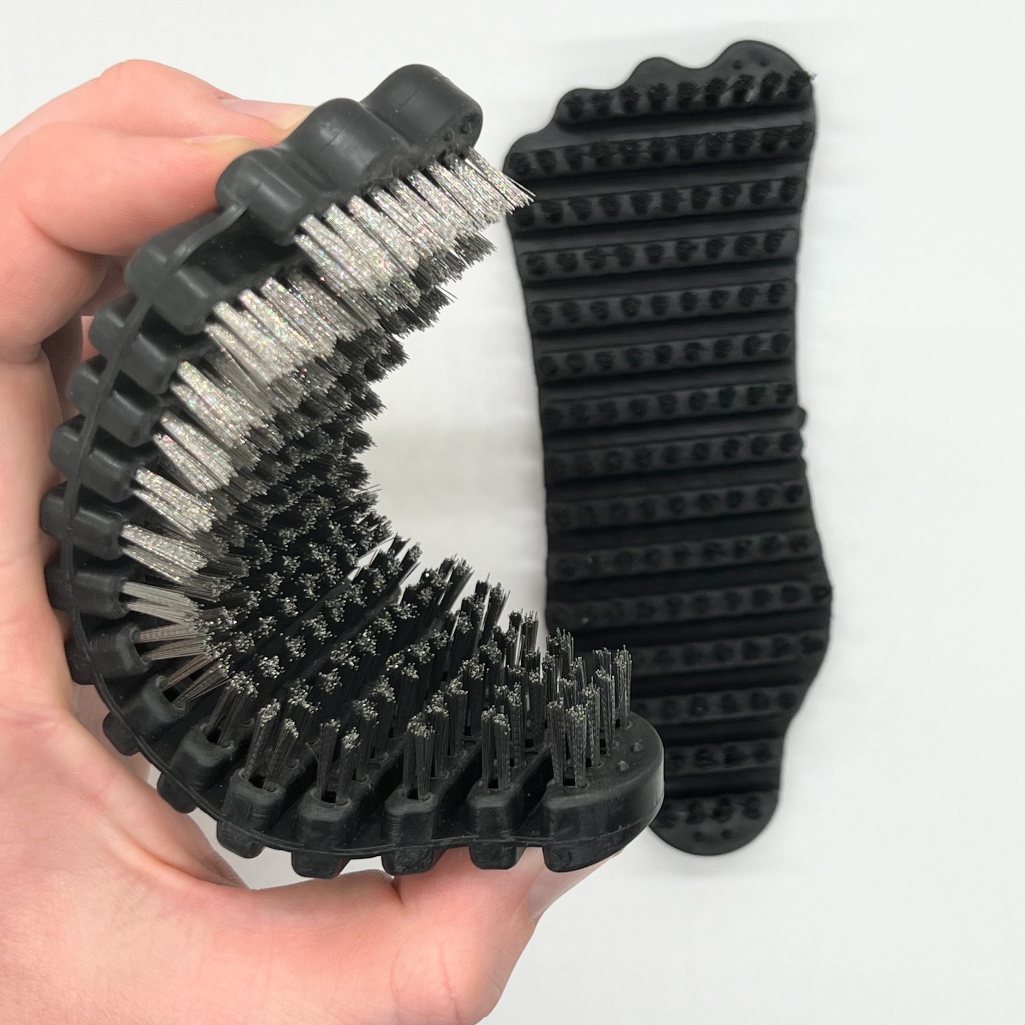Close view of the two brushes in the combo kit